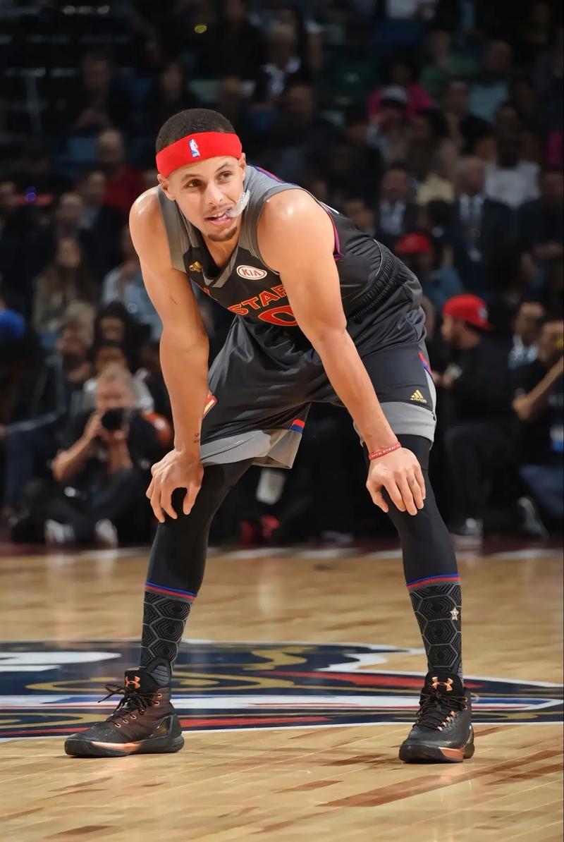 好看不库里今日上脚匡威坐在场边认真观战