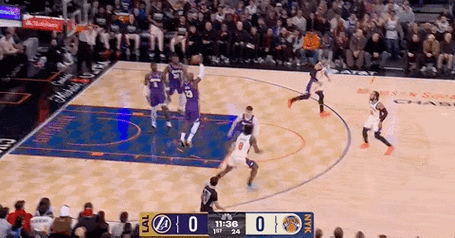 接连暴扣炸翻全场!解说:此时此刻的丰田中心就是詹姆斯的主场