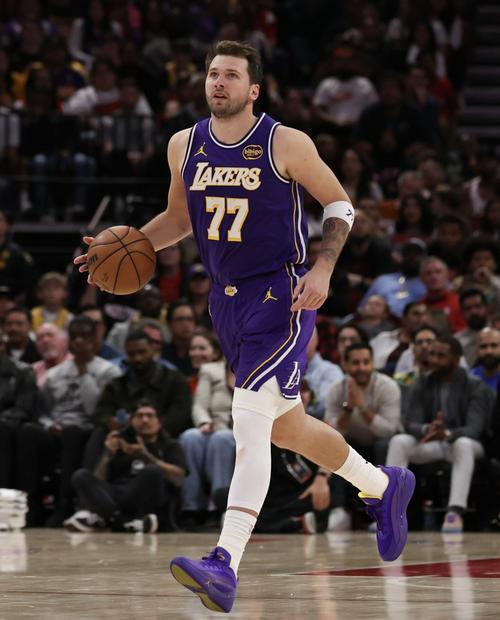 东契奇&库里膝盖出血之谜：不是药水而是地板擦伤留下的真实血迹