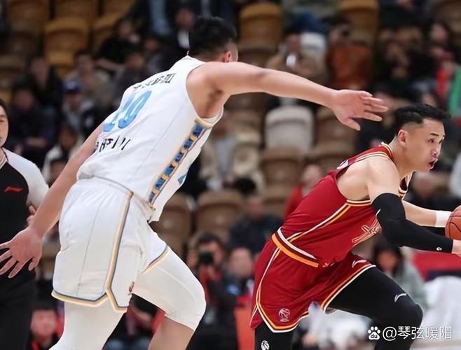 火药味！栾利程与塔克争抢篮板推搡冲突双方犯规无追加