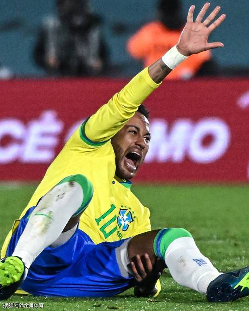 希望无大碍！冯熙瑞防守时空中对抗重摔在地随后被担架直接抬走