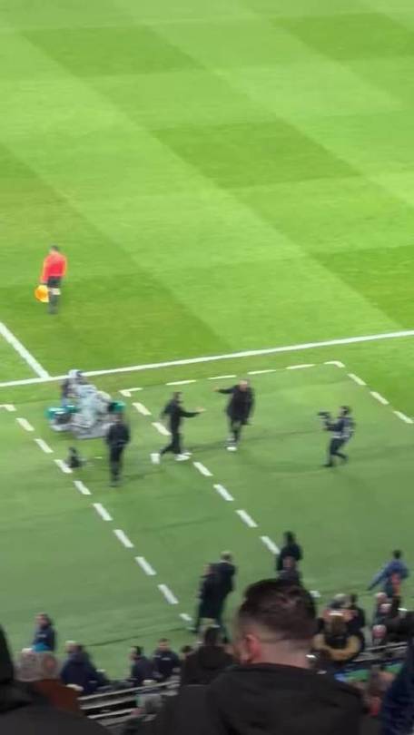 RMC：部分巴黎球员玩纸牌庆祝到深夜，恩里克密切关注下一个对手