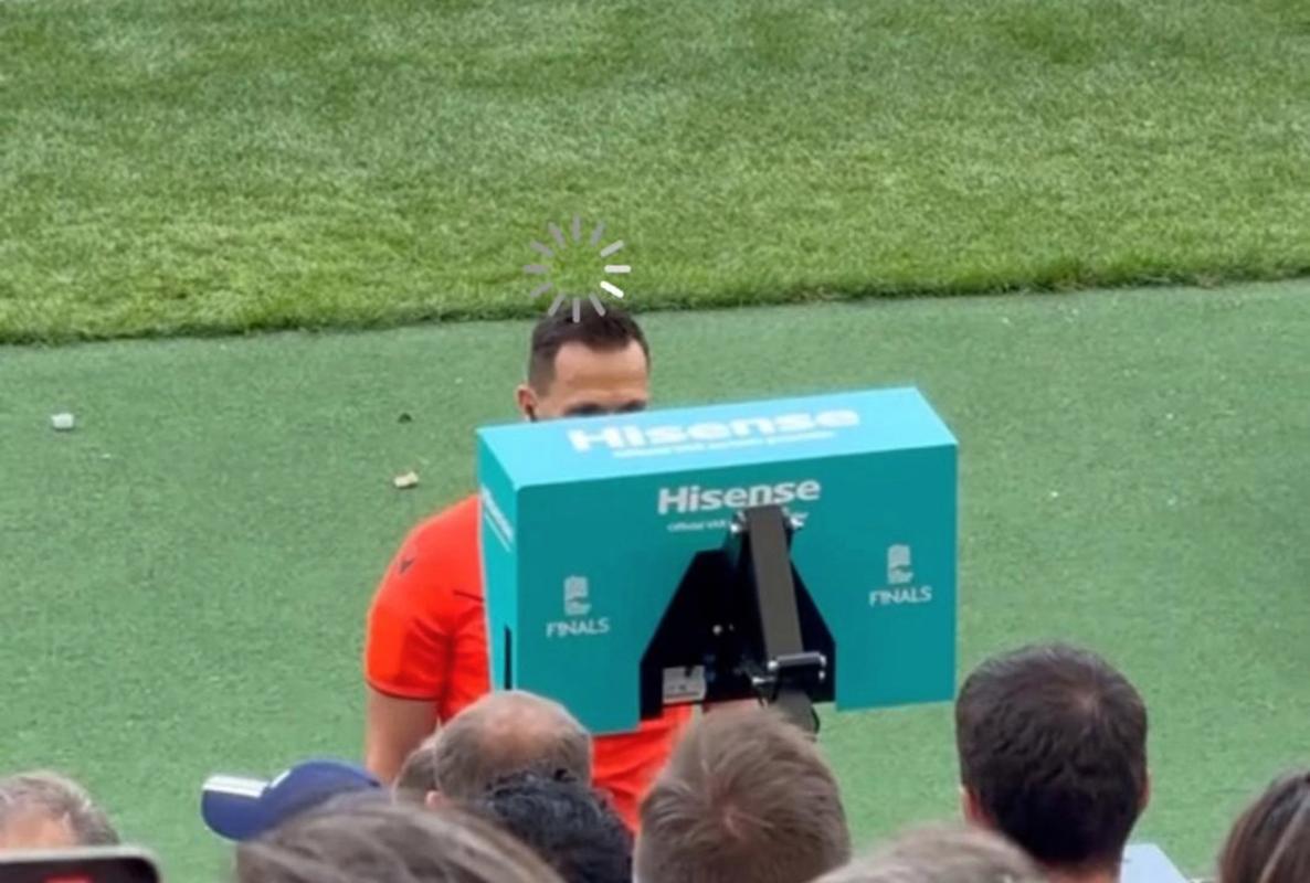 麦卡利斯特补射破门，但裁判犯规在先进球无效