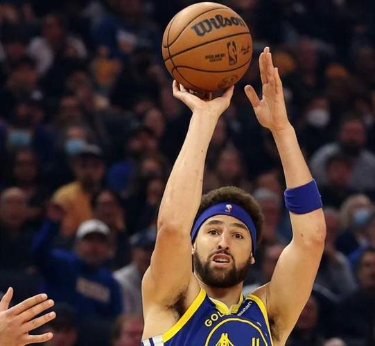 艾顿打趣：平时被贬替补意味着我上不了场但最近我110%投入