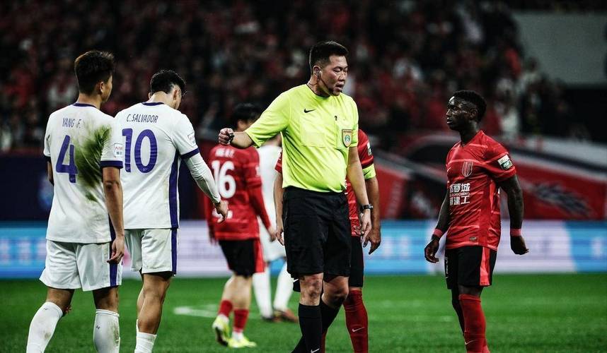 媒体人：足协评议结果挺意外，可能这个程度的手臂打开都要判犯规