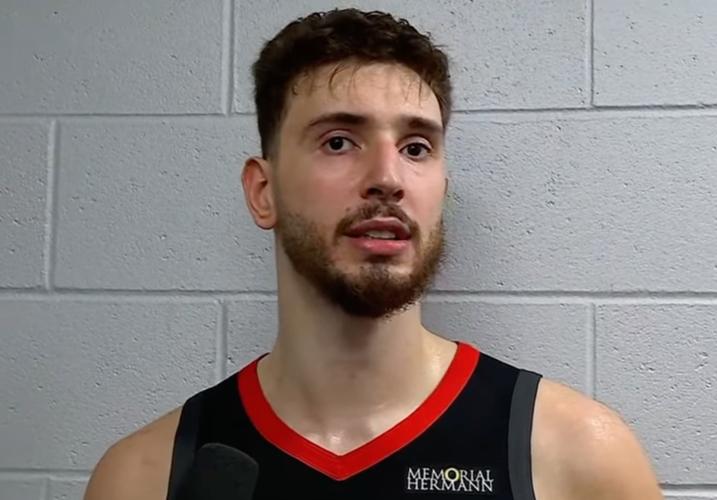 伊森防守漏人&推一把申京补防但77仍命中申京撇嘴乌度卡摊手无奈