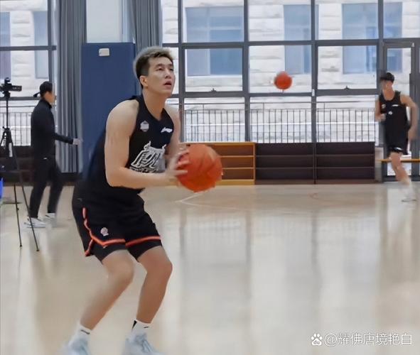 进攻真滴稳!王睿泽打满半场10中5&三分6中3贡献13分