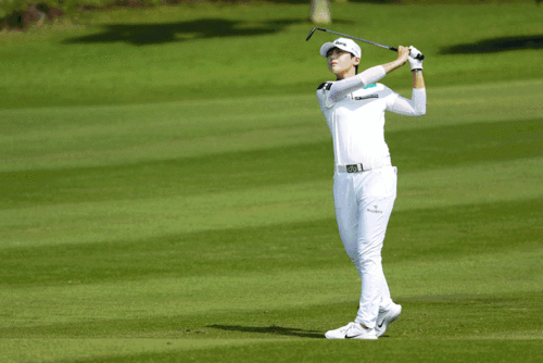 阳光明媚！詹姆斯晒早起打高尔夫动态