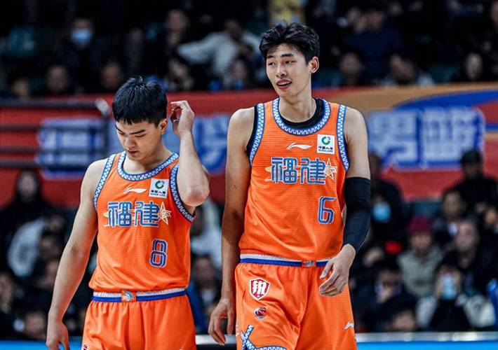 攻防发力!邹阳侧翼接球三分一箭穿心随后抢断反击一条龙暴扣