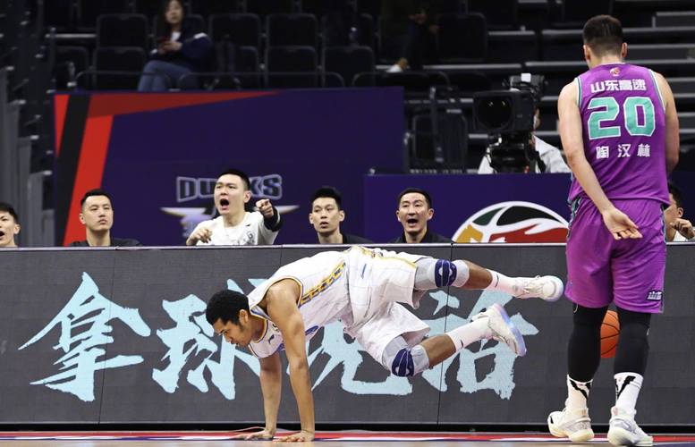 记者：上海今晚将继续进行人员方面的轮休保持健康最为重要