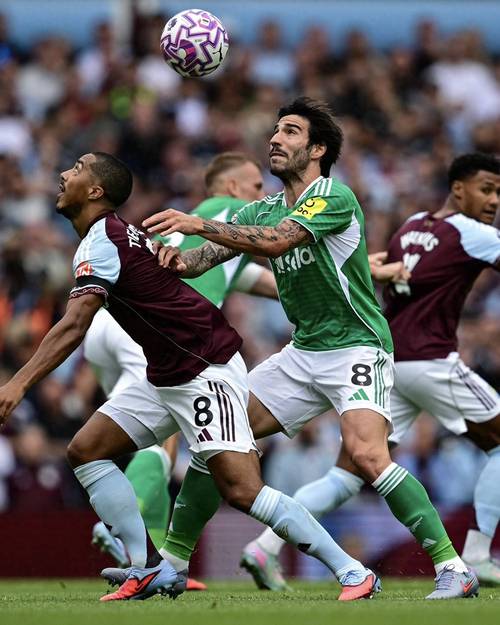 纽卡在半场结束时以10领先桑德兰沃尔特马德断球并助攻戈登低射得分_英超直播