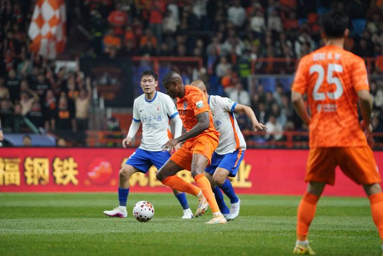 鲁媒：泰山队在前三轮比赛中取得6分的成绩符合预期，但在惨败于玉昆之后仍需继续提升自身实力_中超直播