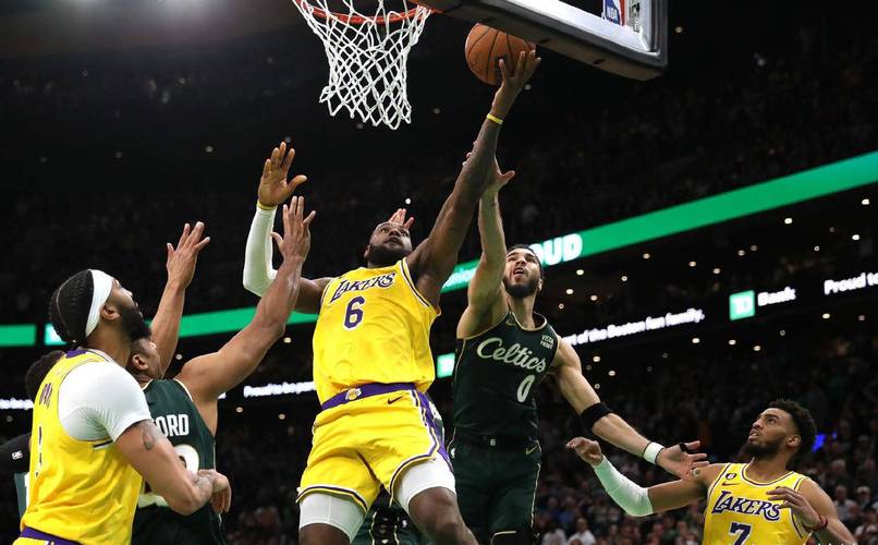 裁判报告:班凯罗没打手詹姆斯!先触球合法封盖之后发生附带接触