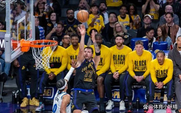 湖魔L2M：2次漏判+1次错判全有利湖人出界维持原判班凯罗没打手