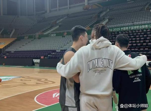 这是咋整的莫兰德命中三分后飞吻庆祝&随后被换下自己也笑了