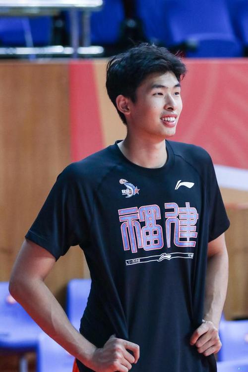 毫无状态!邹阳半场4中0未得分仅拿到3板1助1帽