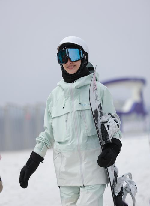 直播吧:郭昊文崴脚后穿上保护靴好在骨头无碍