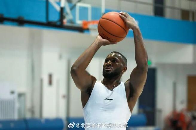 媒体人：斯佩尔曼在面对大部分CBA球队的时候他都有着错位优势