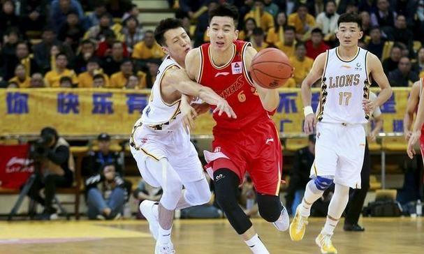 后场双枪！姜伟泽和摩尔半场合计12中8砍25分三分合计7中5