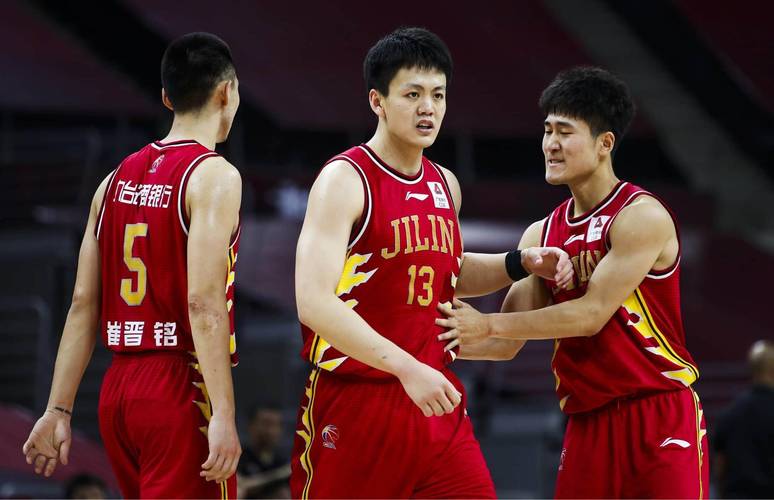 得不偿失!姜伟泽干扰威尔斯快攻被吹犯规回放后升级违体犯规