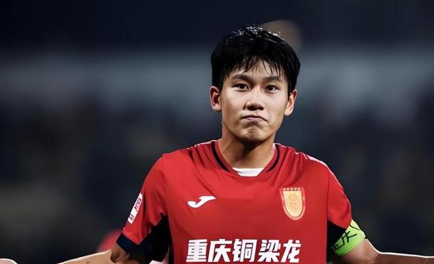 差点连扳两球！李新翔下底回传，向余望射门打偏！