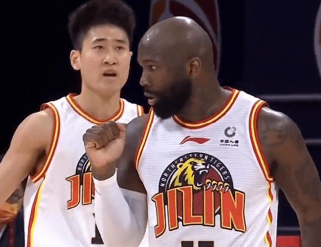 依旧是球队大腿！姜伟泽13中7砍全场最高21分三分5中3&罚球4中4