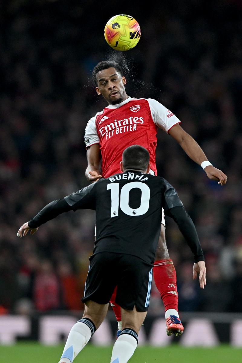 阿森纳若如愿捧起联赛杯冠军本期待香槟酒灌满奖杯_英超直播