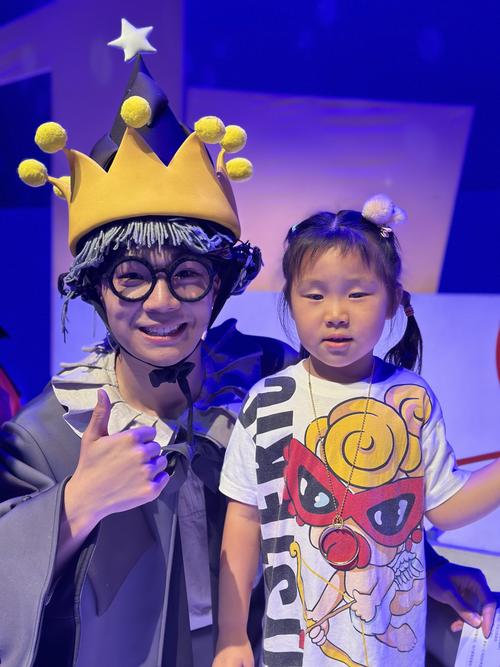 孩子王！乔治：VJ年轻充满活力我的孩子们都很崇拜并喜欢和他玩