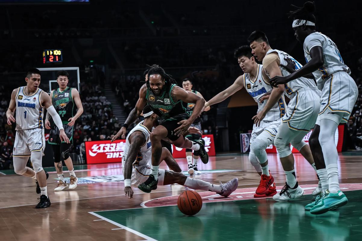 媒体人：广州细节有点粗糙打强队关键球抓不住机会防守易出问题